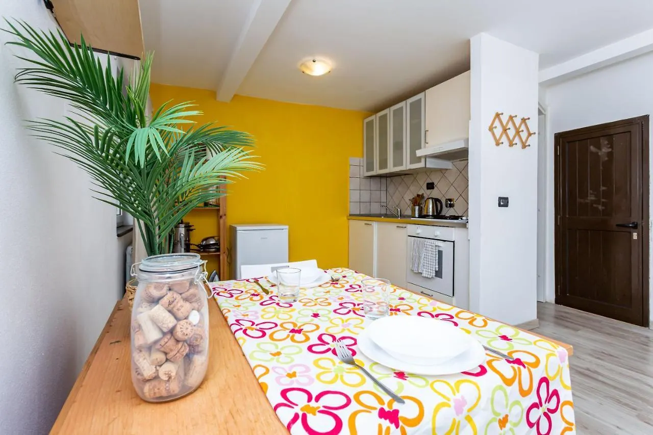 Apartment Appartamento Adorno 3 - Affitti Brevi Italia Genoa